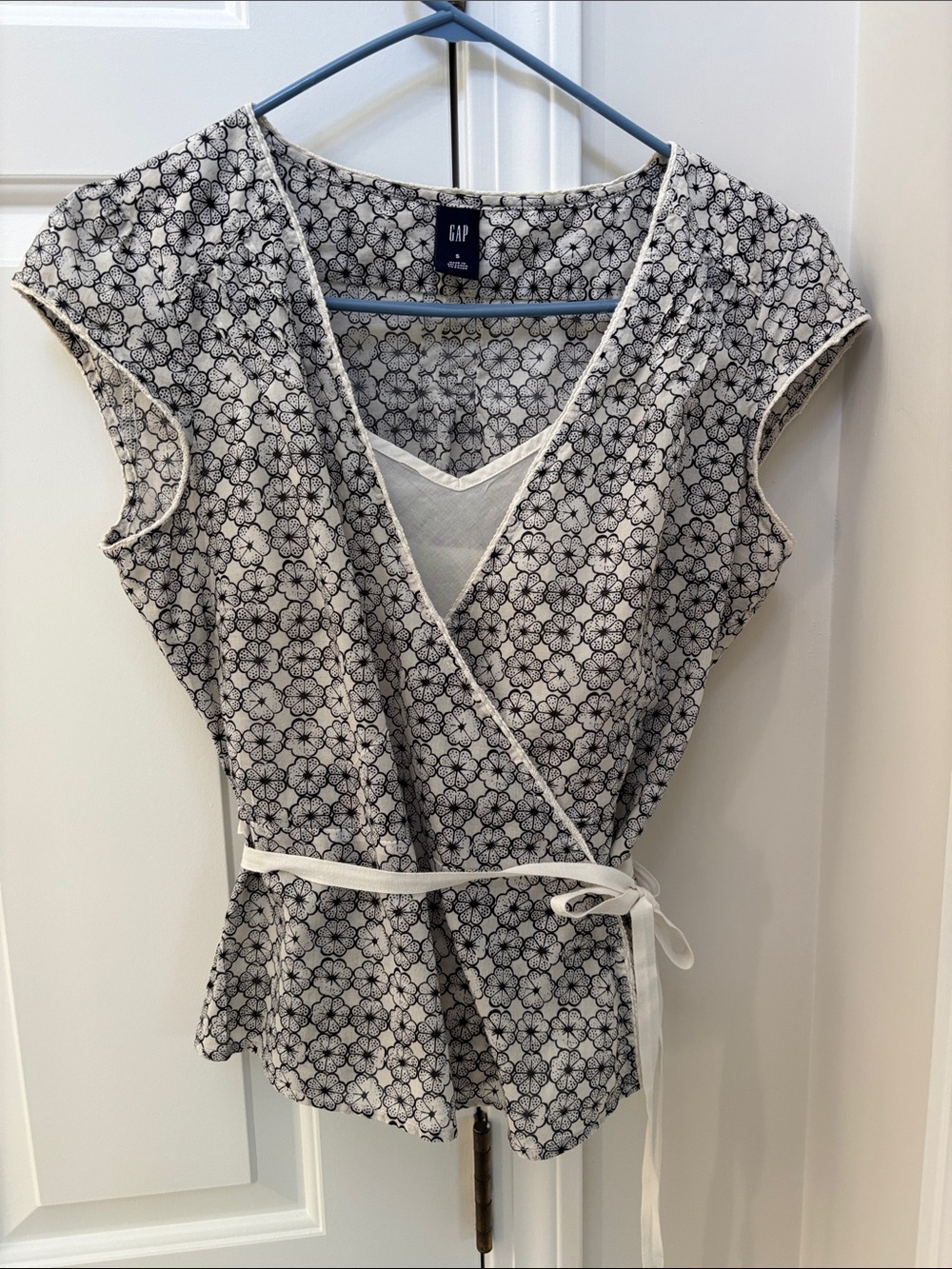 GAP Black & White Floral Wrap Top with Tie Waist Size S